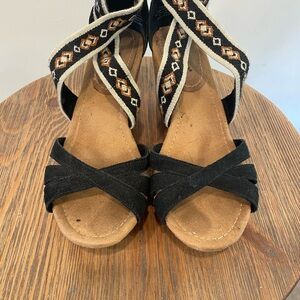 Minnetonka Black and Tan Strappy Sandals size 8